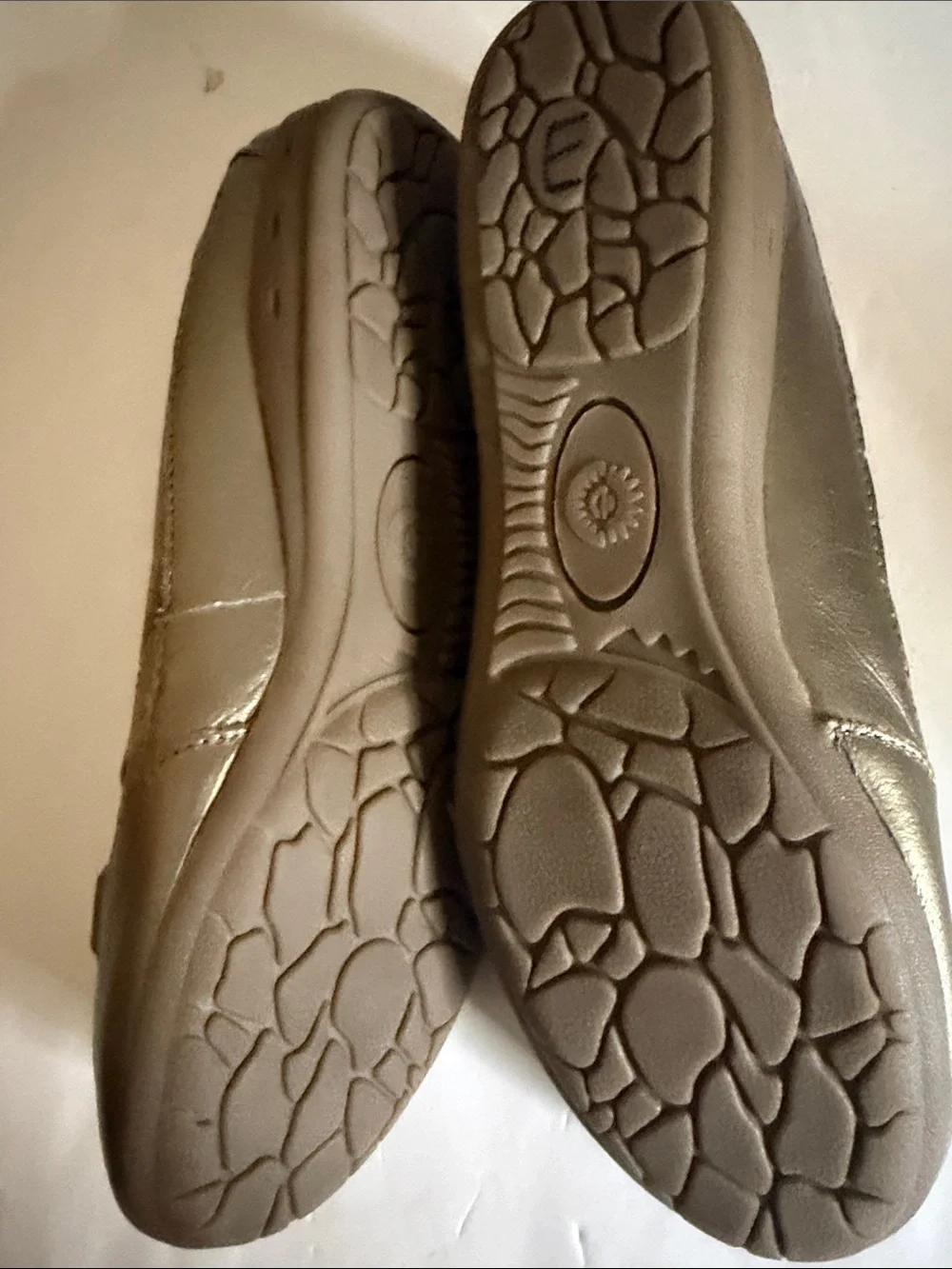 Earth Spirit Women's taupe leather and fabric trim Cross- Cross flats